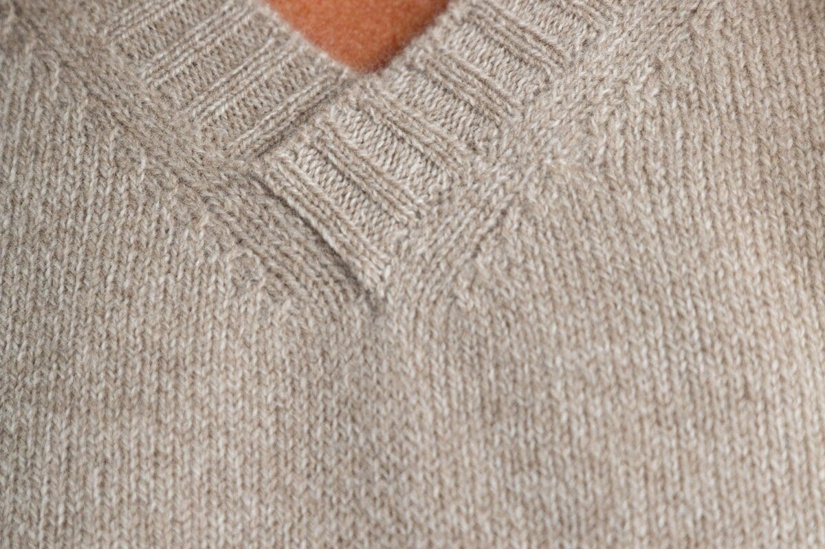Cashmere Cross V-Neck Sweater A80 - Cashmere CP Shades M718 - Volga/Michigan